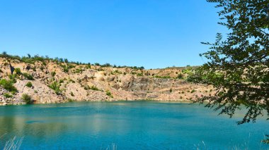 Eski terk edilmiş taş ocağı gölü radon dolu zümrüt suyuyla                               