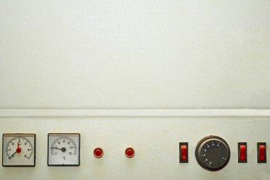 Kontrol sensörleri ve gücü olan su ısıtıcısı, bodrumdaki ayarlama düğmeleri.                               