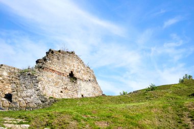   Geniş bir manzarası olan taşlardan oluşan eski bir kale duvarı..                             