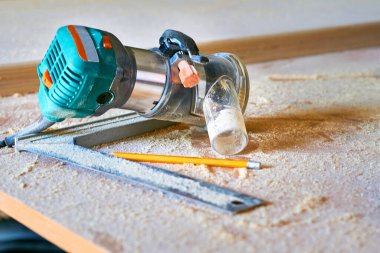 Isıtma endüstriyel kurutma silahı, ahşap kontrplak çarşaflar ve talaş.                               