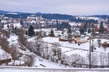 Kış bulutlu bir günde dağ köyü                               