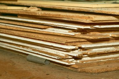 Eski kontrplak çarşaflar, tahtalar, sıra dizilmiş keresteler, marangozluk, depo                               