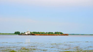 Motorlu gemi, yaz nehrinde yüzen kuru kargo gemisi.                               