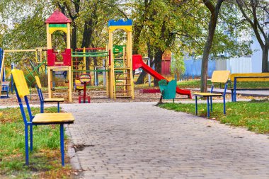 Kamu parkında boyalı oyuncak kaydırağıyla yaz sonbaharı çocuk oyun parkı                               