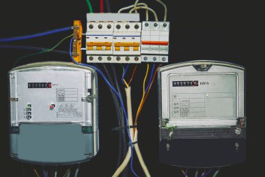 Elektrik sayacı. Elektrik kablolarına ve kablolara bağlı bağlantı kutusu.                               