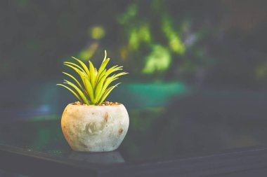 tipik yuvarlak veya silindirik ve seramik malzeme veya metalden oluşan bir kap