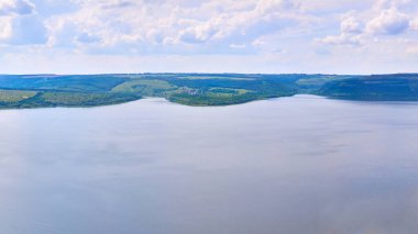 Bir kanalda denize, göle ya da başka bir dereye akan büyük doğal bir su akıntısı..