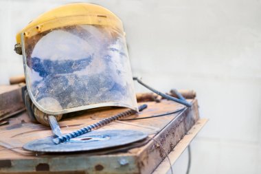 Yüzün bir kısmı ya da tamamı için bir örtü, kılık değiştirmek, insanları eğlendirmek ya da korkutmak için.