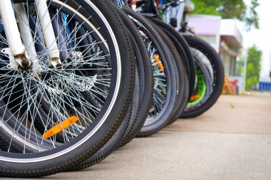 Biri diğerinin arkasında duran iki tekerlekten oluşan bir araç.