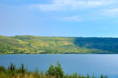 Bir kanalda denize, göle ya da başka bir dereye akan büyük doğal bir su akıntısı..