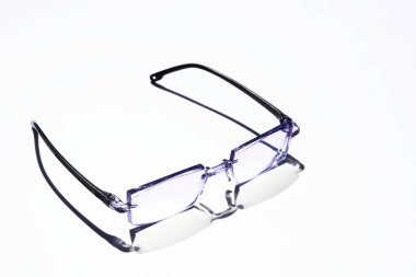 kusurlu görme yeteneğini düzeltmek veya yardımcı olmak veya gözleri korumak için kullanılan, burun ve kulaklara dayanan bir çerçeveye ayarlanmış bir çift mercek