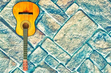 Hafızaya yardımcı olması için yazılan gerçeklerin, konuların ya da düşüncelerin kısa bir kaydı. Bir telli müzik aleti, kaygılı bir klavyesi var.