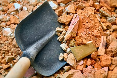 Geniş düz bıçaklı ve tipik olarak ters çevrilmiş kenarlı bir araç