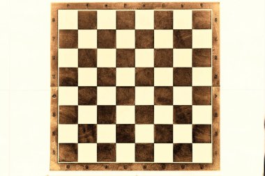 Satranç ya da dama oynamak için kullanılan 64 alternatif karanlık ve aydınlık kareye bölünmüş bir kare tahta.