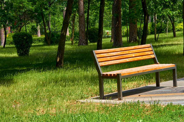 длинное сиденье для нескольких человек, обычно из дерева или камня.