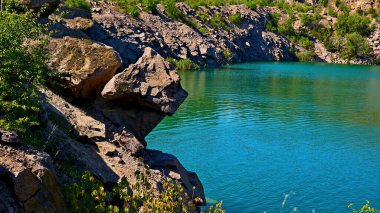 Tipik olarak büyük, derin bir çukur. Taşın ya da diğer maddelerin bulunduğu ya da çıkarıldığı bir yer.