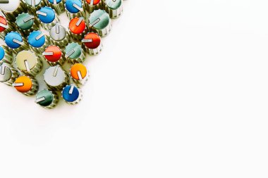 Yuvarlak bir yumru ya da top, özellikle bir şeyin ucunda ya da yüzeyinde.