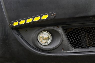 Çarpışmada veya kırpmada hasarı azaltmak için motorlu aracın ön veya arka tarafına sabitlenmiş bir yatay çubuk
