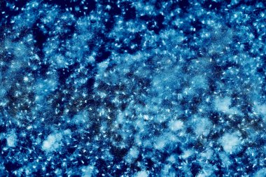 Mavi kavak kabarıklığı hafif uçuşlarda. Soyut parıltılar.