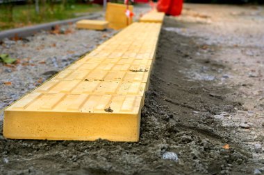 Yol çalışıyor. Körlere rahatlık veren yayalar seriyorum.