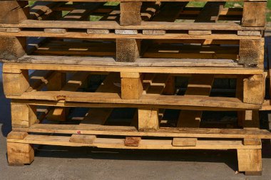 Malların taşınabileceği, istiflenebileceği ve depolanabileceği taşınabilir bir platform, özellikle de bir forklift yardımıyla.