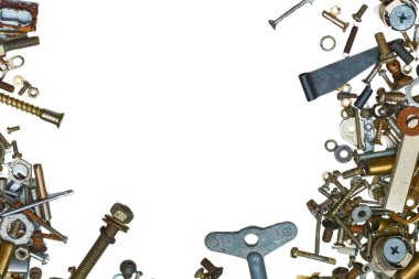 Çeşitli demir cıvatalar, fındıklar, çamaşır makineleri, fünyeler saçılmış.