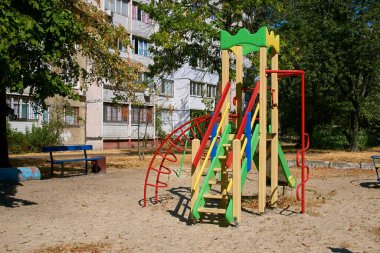 Yaz baharı çocukların oyun parkında boyalı oyuncak kaydırağıyla parkta