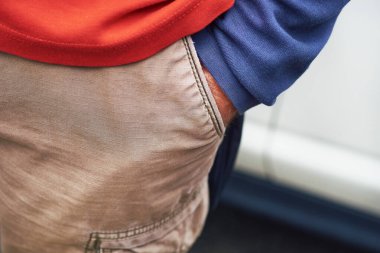 Bej kotların cebindeki adamın eli. Sakin ol, sakin ol.