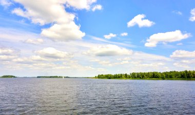 Geniş bir yaz nehrinde balık tutmak için sakin bir yer.
