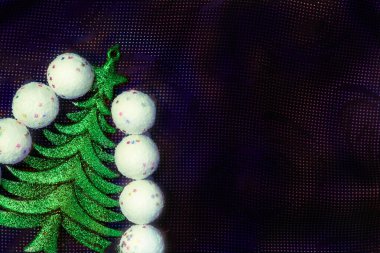 Yeni yıl. Beyaz kar topları ile Noel yeşil ağaçları