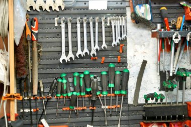 Tornavida seti, tamir atölyesinde, iş yerinde askılık.