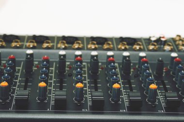 Müzik enstrümanlarının ses ve frekanslarını kontrol etmek için konsol karıştırılıyor