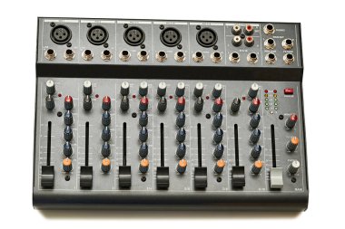 Müzik enstrümanlarının ses ve frekanslarını kontrol etmek için konsol karıştırılıyor
