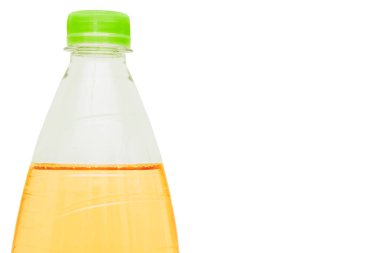 Sarı turuncu tatlı limonata ve yeşil kapaklı plastik şişe.