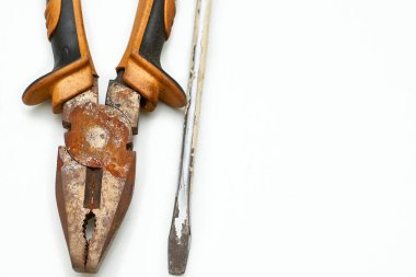 Paslı pense, tamir için barakadaki boyayla kaplı tornavida.