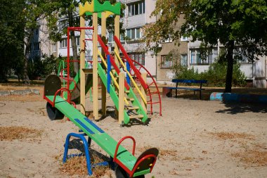 Yaz baharı çocukların oyun parkında boyalı oyuncak kaydırağıyla parkta