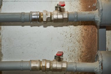 Tesisat işi. Kanalizasyon. Su vanası bodrumdaki musluğu kapatıyor.