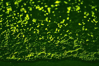 Ya da sıvının kabın kenarından akmasına izin verir, özellikle de istemeden.