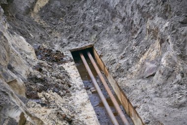 Su şebekesi için gerekli olan boru, tank, donanım ve diğer cihazlar.