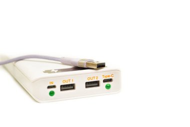 Kimyasal enerjinin elektriğe dönüştürüldüğü bir ya da daha fazla hücreden oluşan bir kap.