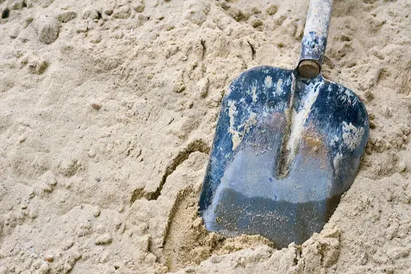 Geniş düz bıçaklı ve tipik olarak ters çevrilmiş kenarlı bir araç