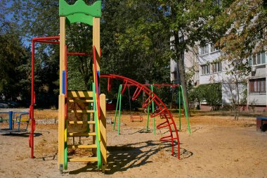 Özellikle okul ya da parklarda çocukların oynayabileceği açık bir alan.