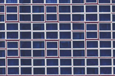 Camla döşenmiş bir binanın veya aracın duvarında veya çatısında bir açıklık