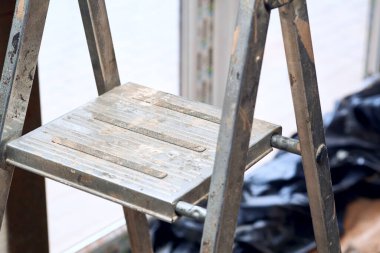 Düz basamaklı ve küçük platformlu kısa katlanmış bir merdiven.