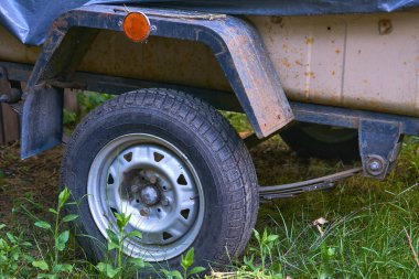 Bir dingil üzerinde dönen ve bir aracın ya da diğer nesnenin altında sabitlenmiş dairesel bir nesne