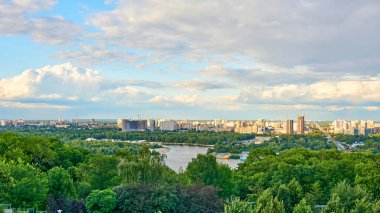 Bir adı, tanımlanmış sınırları ve yerel idaresi olan bir kentsel alan