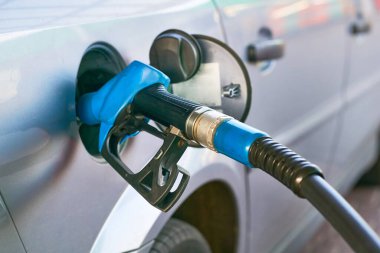 Benzin istasyonu, motorlu araçlar için yakıt ve motor yağı satan bir tesistir.