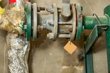 su, gaz, yağ veya diğer sıvı maddelerin taşınmasında kullanılan metal, plastik veya başka bir tüp