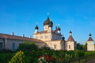 Hristiyan ibadeti için kullanılan bir bina. Dini ayinlerle onur