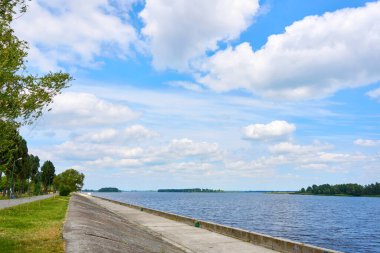 Bir nehir taşmasını önlemek için inşa edilmiş bir duvar, toprak ya da taş yığını.